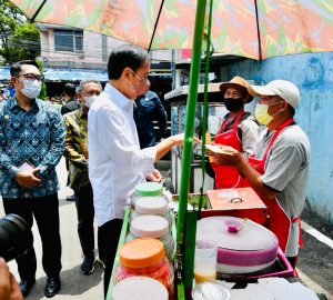 Pedagang Tradisional Senang dapat BLT Jokowi – Ridwan Kamil Berikan Langsung di Pasar Sederhana