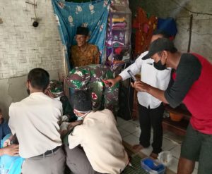 Satgas Gakkum Operasi Damai Kartenz Lakukan Baksos Secara Door To Door di Perbukitan