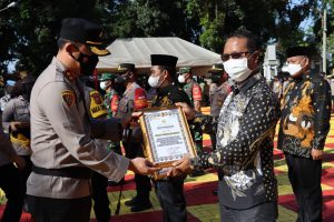 Kapolres Purwakarta Berikan Penghargaan Kepada Kecamatan Dengan Capaian Vaksinasi Tertinggi