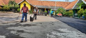 Halaman Sekolah Becek, SD Negeri Cikampek Selatan II Laksanakan Pengaspalan