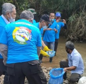 PT Indorama Pelopori Gerakkan Bersih Sungai Cikembang