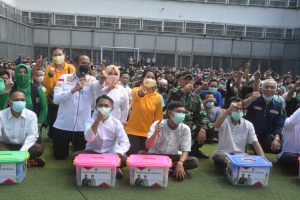 Ketua Persit KCK Daerah III/Siliwangi Ny Mia Kunto Arief Wibowo Pimpin Giat Baksos di Bandung dan Cimahi