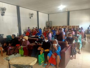 Pemdes Dangdeur Pasilitasi Penyaluran Bansos BLT Minyak Goreng dan BPNT