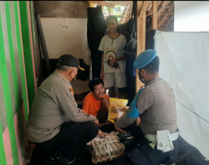 Peduli Sesama, Polsek Bungursari Berikan Bansos