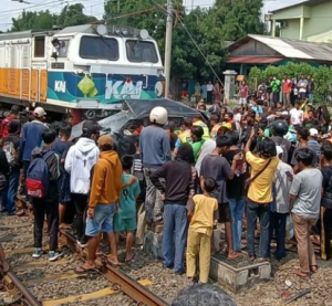 Expander Tertabrak KA Cepat, 4 Orang Tewas, 1 Orang Luka
