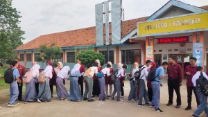 Ciptakan Disiplin, SMAN 1 Rawamerta Budaya Mapag Siswa