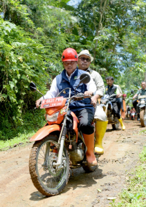 Wagub Jabar Tinjau dan Serahkan Bantuan kepada Warga Terdampak Bencana Longsor