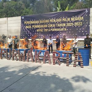 Bea Cukai Purwakarta Musnahkan Jutaan Batang Rokok dan Miras Ilegal