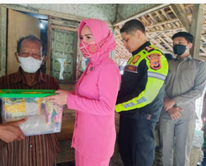 Peduli Warga Kurang Mampu, Kapolres Purwakarta Berikan Bantuan Sembako