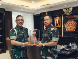 Panglima TNI Merima Pin Simbol Kehormatan