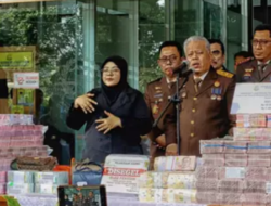 Kejagung Serahkan Dua Tersangka dan BB Terkait Dugaan Korupsi Timah