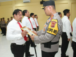 Kapolres  Berikan Penghargaan Kepada 8 Personel Satres Narkoba Polres Purwakarta