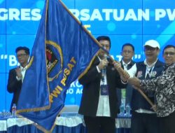 Hendry C Bangun dan Zulmansyah Sakedang Resmi Serahkan Pataka