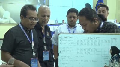 Akhmad Munir Melesat Kalahkan Hendry Ch Bangun