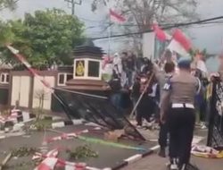 Demonstran Robohkan Pagar Mapolres, Polisi Tembakan Gas Air Mata