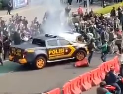 Mobil Polisi Hancur Dirusak Demonstran