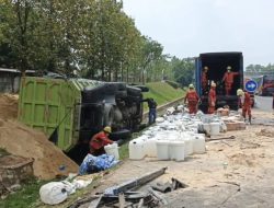 Truk Bermuatan Bahan Kimia Terguling, Ini Penyebabnya