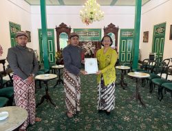 Utusan Karaton Surakarta Serahkan Undangan Jumenengan ke Sultan HB X