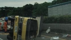 Laka Tunggal, Mobil Box Tabrak Pembatas Jalan