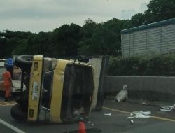 Laka Tunggal, Mobil Box Tabrak Pembatas Jalan