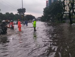 Banjir di Sejumlah Ruas Jalan, PMJ Kerahkan Personel Brimob, Lantas dan Polair