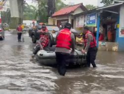 Polda Metro Jaya Evakuasi Warga Terdampak Banjir di Asrama Polisi Pondok Karya
