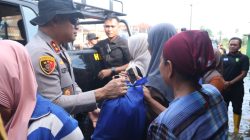 Kapolda Metro Jaya Bagikan Sembako ke Warga Terdampak Banjir di Muara Gembong