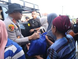 Kapolda Metro Jaya Bagikan Sembako ke Warga Terdampak Banjir di Muara Gembong