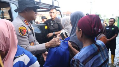 Kapolda Metro Jaya Bagikan Sembako ke Warga Terdampak Banjir di Muara Gembong