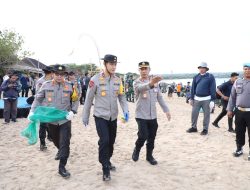 Kapolda Bali dan 5.000 Relawan Satukan Langkah Bersihkan Pantai Kedonganan