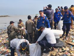 Darurat Sampah di Pantai Baro, TNI-Polri dan Pemkab Cirebon Gerak Cepat
