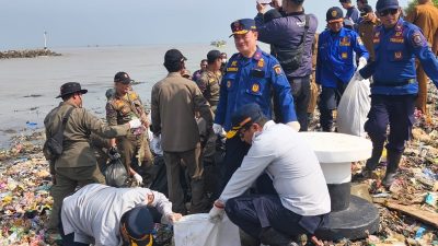 Darurat Sampah di Pantai Baro, TNI-Polri dan Pemkab Cirebon Gerak Cepat
