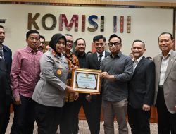 Komisi III DPR RI Berikan Penghargaan ke Kapolres Metro Bekasi atas Keberhasilan Mengawal Konflik Warga dengan Pengembang