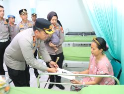 Kapolres Metro Bekasi Kota Jenguk 17 Korban Kebakaran Cimuning, Salurkan Tali Asih dan Dukungan Moril