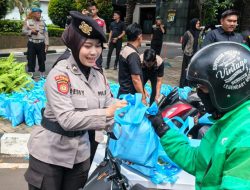 Polda Metro Jaya Berbagi di Jumat Peduli, Ojol hingga Pekerja Harian Terima Sembako