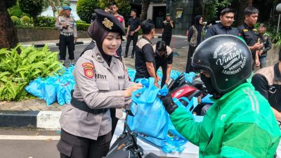 Polda Metro Jaya Berbagi di Jumat Peduli, Ojol hingga Pekerja Harian Terima Sembako