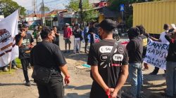 Kesal Tak Kunjung Diperbaiki, Warga Geruduk Kantor Kecamatan Astanajapura