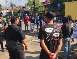 Kesal Tak Kunjung Diperbaiki, Warga Geruduk Kantor Kecamatan Astanajapura