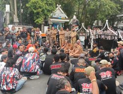 Aksi Massa Sampaikan Empat Tuntutan