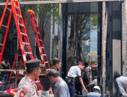 Mobil Tabrak Kaca Gedung di Kebayoran Baru, Pengemudi dan Pengelola Capai Kesepakatan