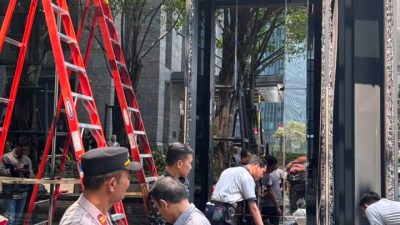 Mobil Tabrak Kaca Gedung di Kebayoran Baru, Pengemudi dan Pengelola Capai Kesepakatan