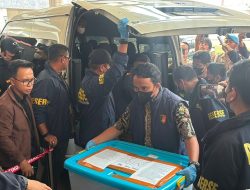 Polri Serahkan Tersangka dan Barang Bukti Perkara Dugaan Korupsi kepada Kejaksaan Agung