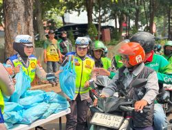 Jumat Peduli, Polda Metro Jaya Pererat Silaturahmi dengan Pengemudi Ojol