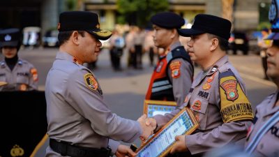Kapolda Metro Jaya Berikan Penghargaan kepada Tiga Anggota yang Berdedikasi Bantu Masyarakat
