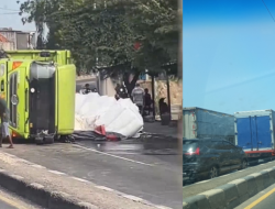 Truk Kontainer Terguling di Kandanghaur: Evakuasi Dinilai Lelet, Kemacetan Mengular 2 Kilometer