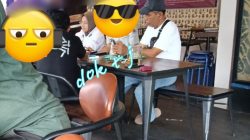 Sambil Main HP, Diduga Napi Korupsi Abdul Latif Terlihat Nyantai di Cafe