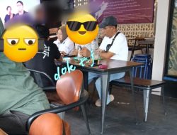 Sambil Main HP, Diduga Napi Korupsi Abdul Latif Terlihat Nyantai di Cafe