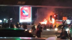 Demo Evaluasi 2 Tahun Pemerintahan di Bandung Berakhir Ricuh, Truk Dalmas Polisi Diserang Molotov