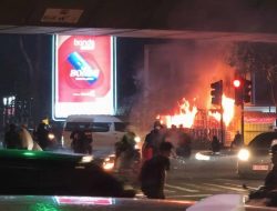 Demo Evaluasi 2 Tahun Pemerintahan di Bandung Berakhir Ricuh, Truk Dalmas Polisi Diserang Molotov
