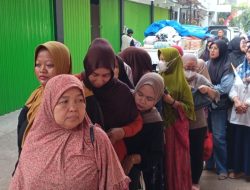 Warga Purwakarta Rela Berdesakan demi Sembako Murah di Gerakan Pangan Murah